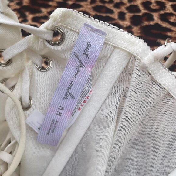 coquette lace corset with pink rosettes - Picture 7 of 8